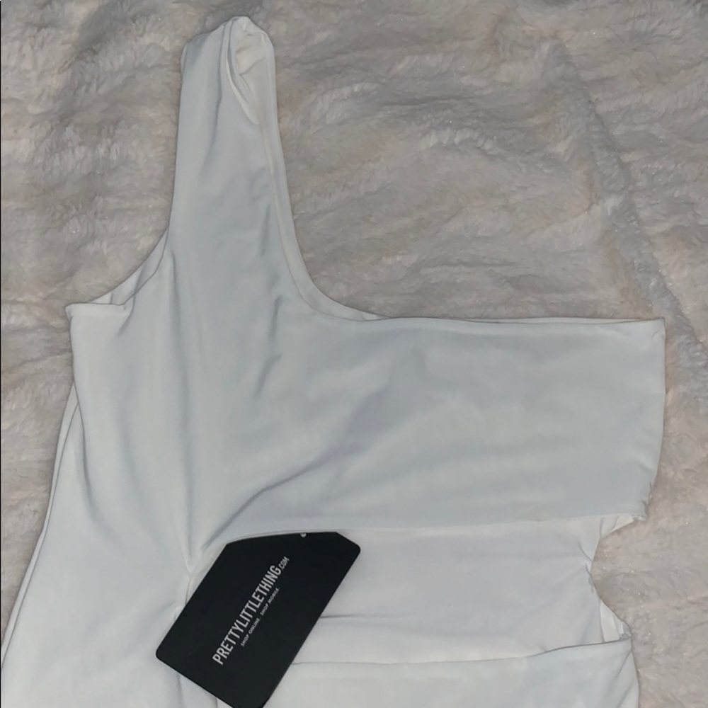PrettyLittleThing Cut-Out Bodysuit - Picture 3 of 5